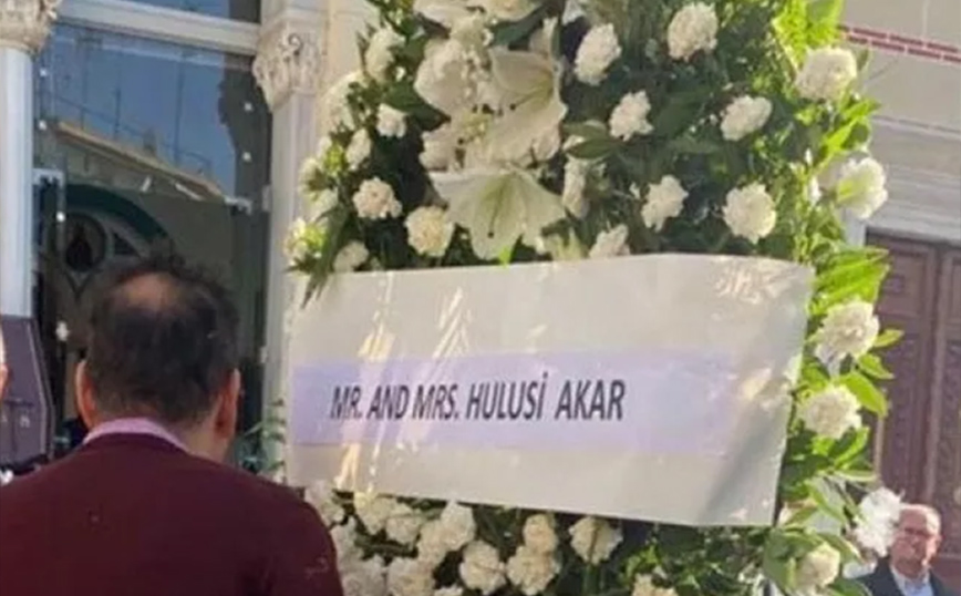 Ο Χουλουσί Ακάρ έστειλε στεφάνι στην κηδεία της μητέρας του Νίκου Παναγιωτόπουλου