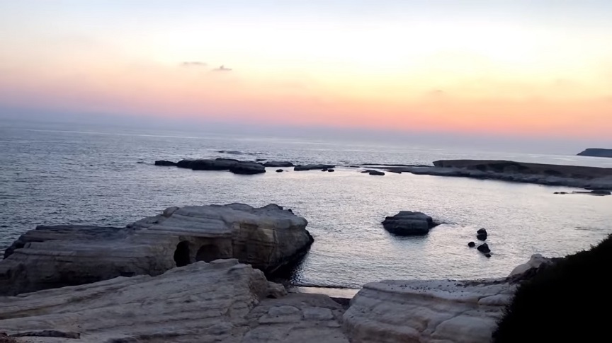 Κύπρος: Τουρίστρια προσπαθούσε να βγάλει σέλφι και έπεσε στη θάλασσα