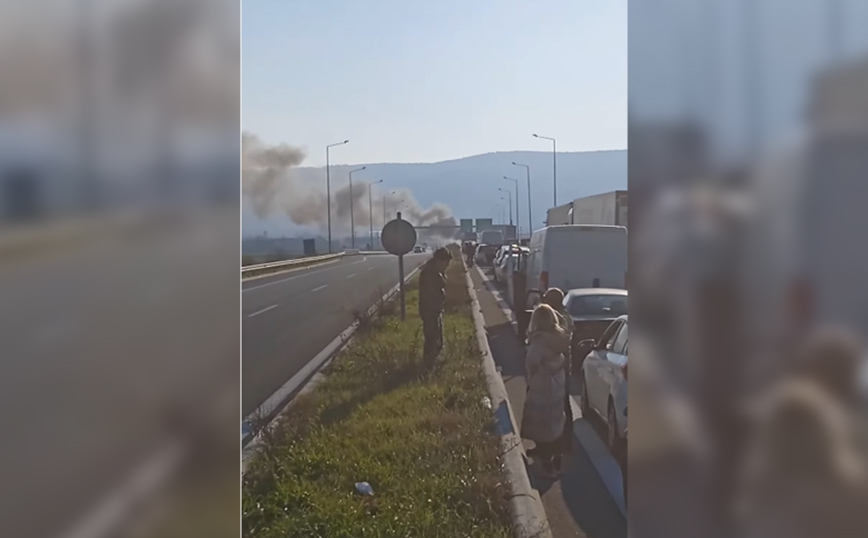 Στις φλόγες φορτηγό που κινούνταν στον αυτοκινητόδρομο Θεσσαλονίκης &#8211; Σερρών
