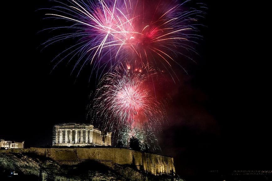 Με εορταστική διάθεση η Αθήνα υποδέχθηκε το νέο έτος &#8211; Δείτε βίντεο και εικόνες