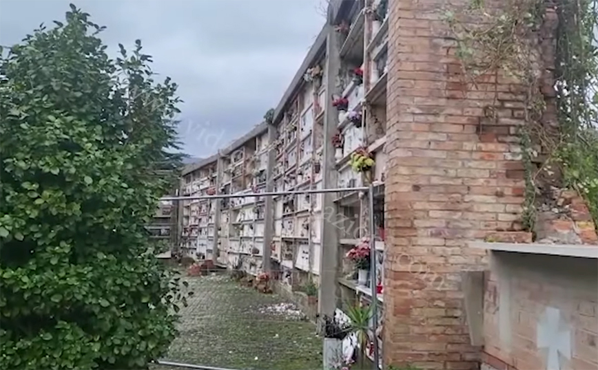 Ιταλία: Κατάρρευση σε νεκροταφείο εξαιτίας της κακοκαιρίας – Φέρετρα και τεφροδόχοι κατέληξαν σε χαράδρα