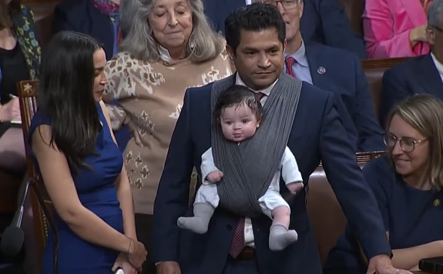 Πήγε σε ψηφοφορία στη Βουλή με το μωρό στον μάρσιπο &#8211; Το τάισμα και η αλλαγή πάνας που έγιναν viral