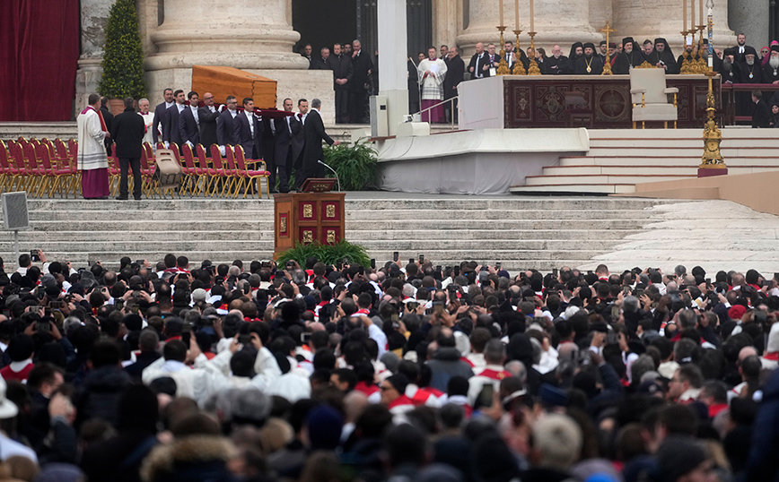 Δεκάδες χιλιάδες κόσμου στην κηδεία του Πάπα Βενέδικτου