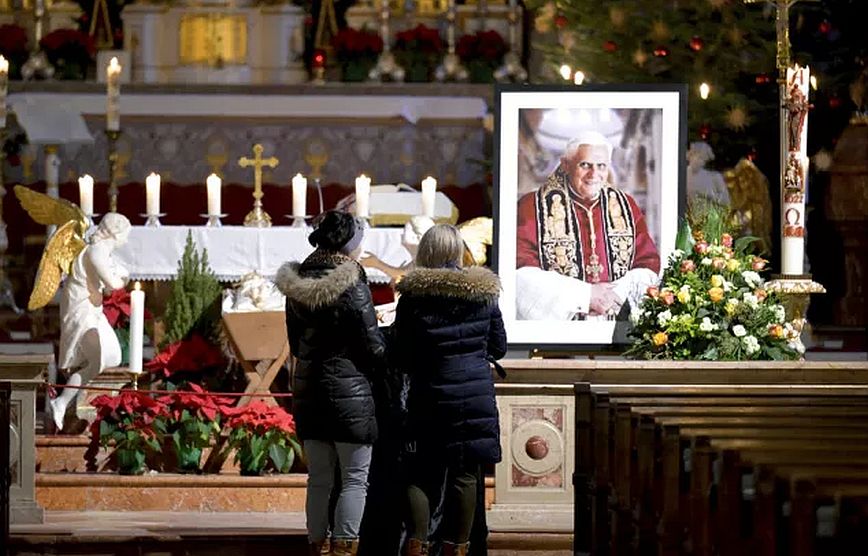 Η σορός του πρώην Πάπα Βενέδικτου μεταφέρεται στη Βασιλική του Αγίου Πέτρου
