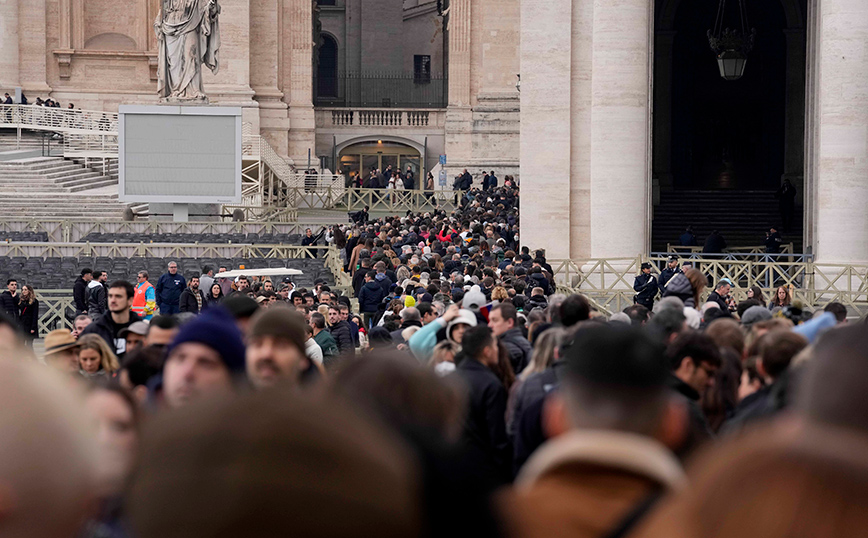 Ιταλία: Σε λαϊκό προσκύνημα η σορός του πρώην πάπα Βενέδικτου &#8211; Πάνω από 40.000 απέτισαν φόρο τιμής στο Βατικανό