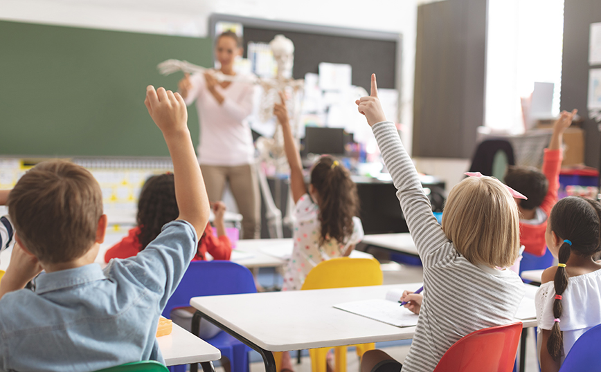 7 ερωτήσεις για να μάθεις πώς περνάει το παιδί σου στο σχολείο