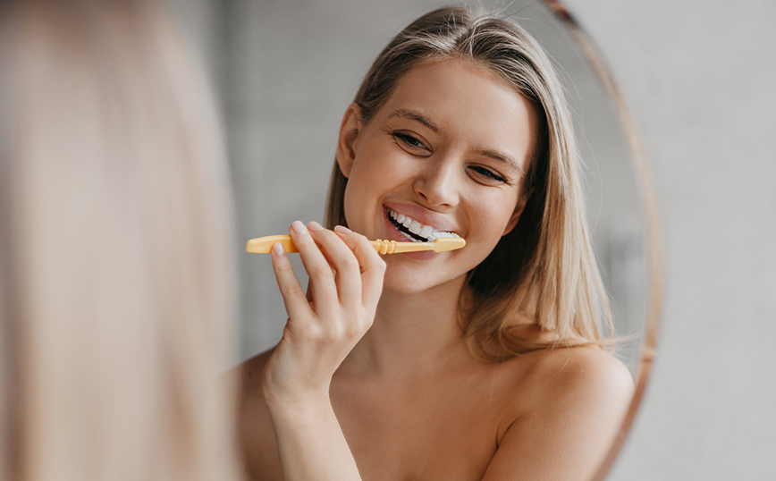 Οι 6 απλοί τρόποι για να κάνετε τα δόντια σας πιο λευκά στο σπίτι