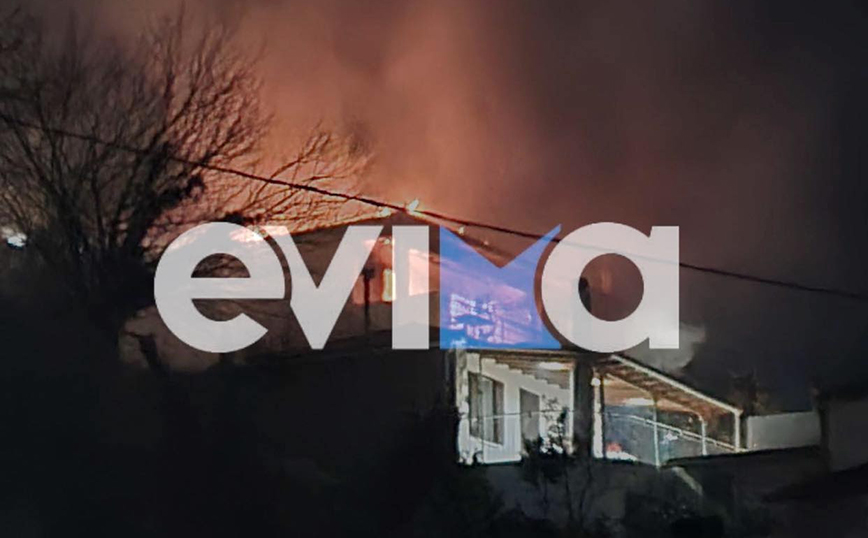 Μεγάλη φωτιά στην Κύμη: Καίγεται ολοσχερώς το σπίτι του πρώην Δημάρχου