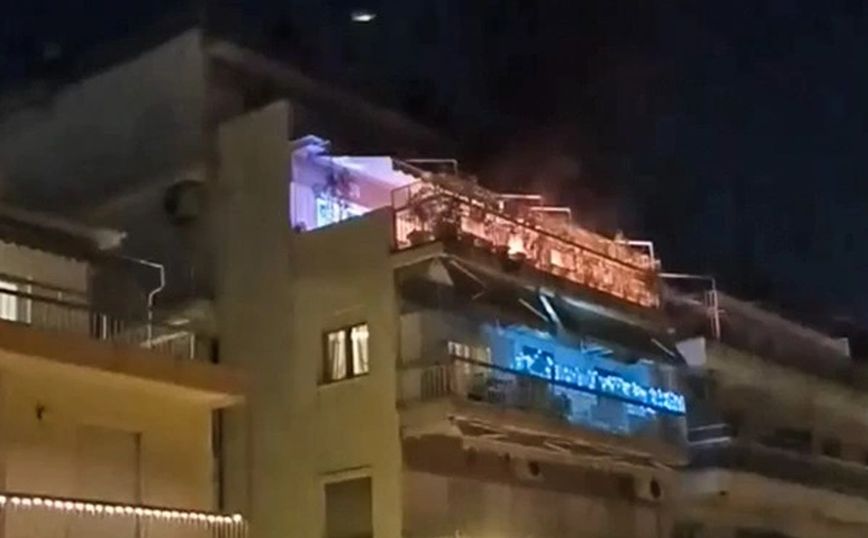 Θεσσαλονίκη: Ανάψαν πυροτεχνήματα στο μπαλκόνι και πήρε φωτιά η τέντα