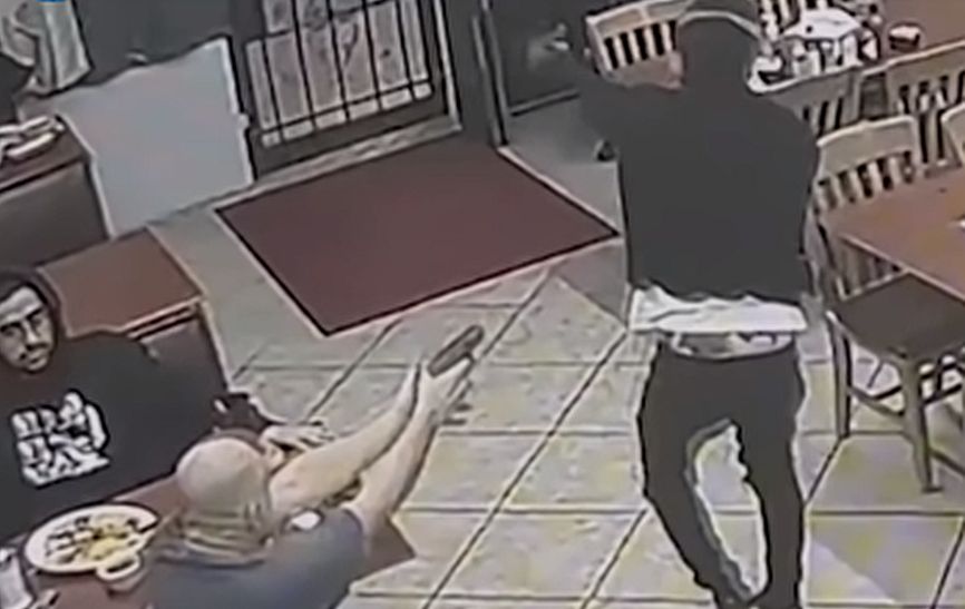 ΗΠΑ: Πελάτης σε εστιατόριο του Χιούστον έβγαλε όπλο και πυροβόλησε ληστή &#8211; Δείτε το βίντεο