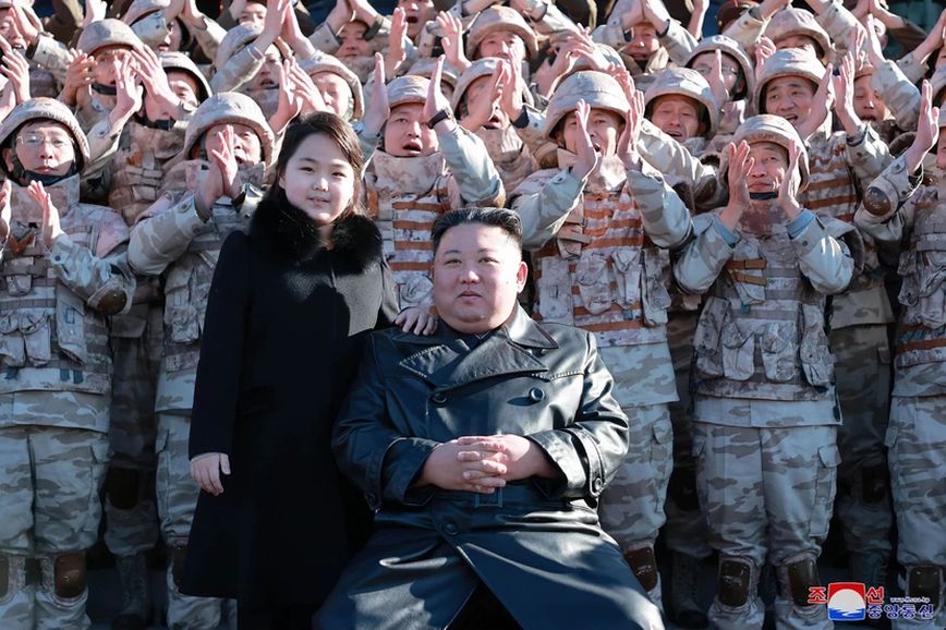 Τι ξέρουμε για την «πιο αγαπημένη κόρη» του Κιμ Γιονγκ Ουν – Θα αναλάβει την ηγεσία στη Βόρεια Κορέα μετά τον πατέρα της;