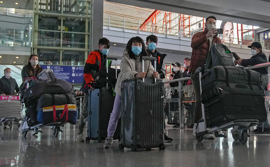 Χαμός στην Κίνα: Σπεύδουν να ανανεώσουν τα διαβατήριά τους &#8211; Αίρονται οι περιορισμοί στα σύνορα