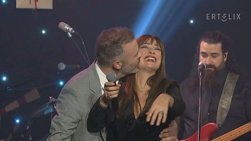Χρήστος Λούλης: Το φιλί στην Έμιλυ Κολιανδρή στο εορταστικό πρόγραμμα του Σπύρου Παπαδόπουλου