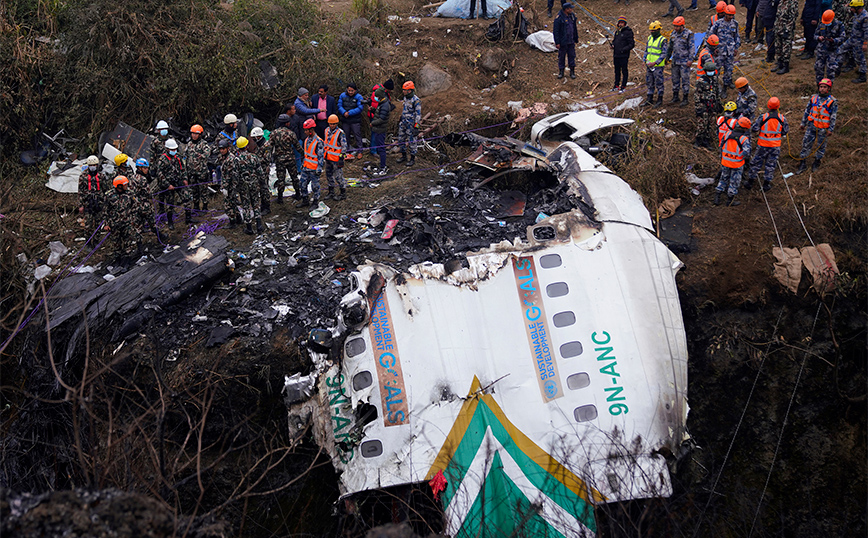 Έρευνες στα αποκαΐδια του αεροπλάνου που έπεσε στο Νεπάλ: Ψάχνουν το τελευταίο θύμα