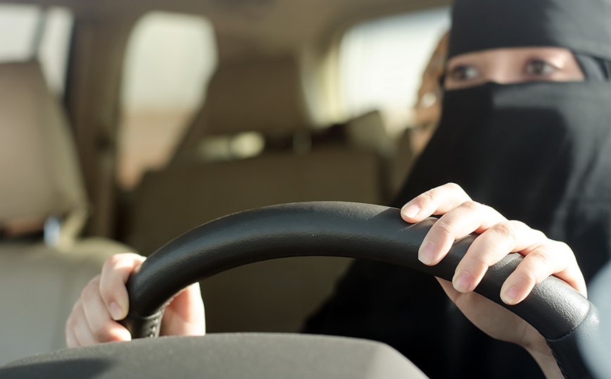 Η αστυνομία του Ιράν ξεκινά ξανά να ελέγχει αν οι γυναίκες που επιβαίνουν σε αυτοκίνητα φορούν το χιτζάμπ τους