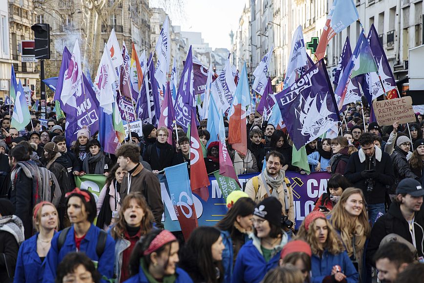 Γαλλία: Χιλιάδες άνθρωποι διαδήλωσαν στο Παρίσι κατά των μεταρρυθμίσεων στο συνταξιοδοτικό