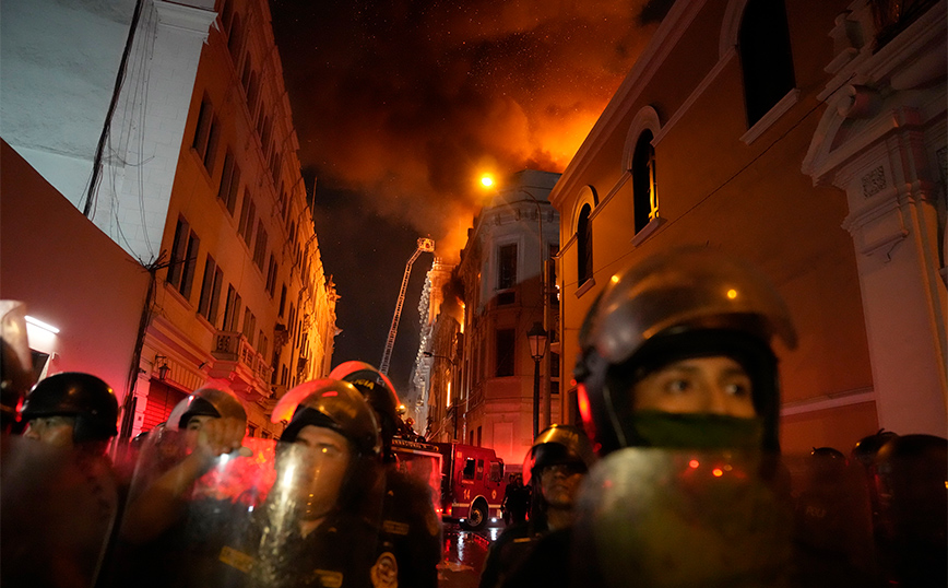 Το απόλυτο χάος στο Περού: Στις φλόγες ιστορικό κτήριο, χιλιάδες στους δρόμους
