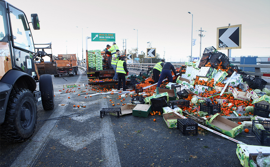 Φωτογραφίες από το τροχαίο με φορτηγό που ήταν γεμάτο με πορτοκάλια &#8211; Άνοιξε ο Κηφισός