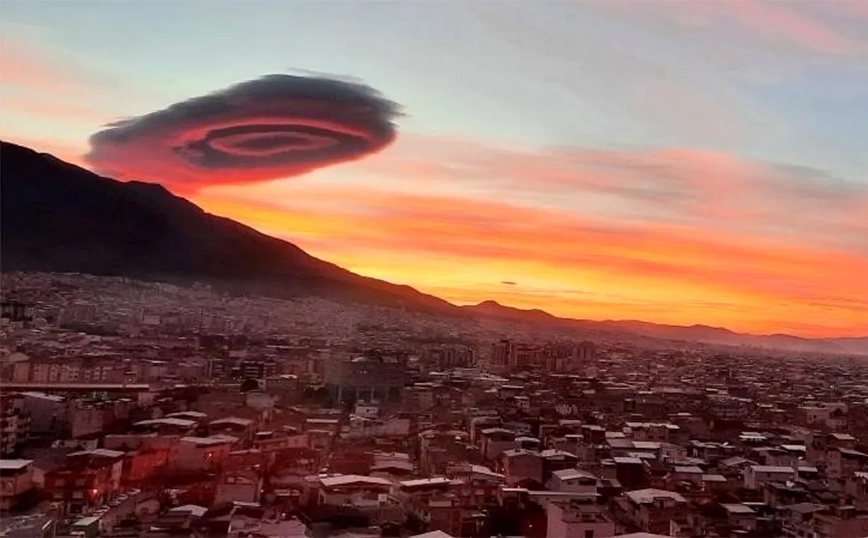 Τουρκία: Το σύννεφο στον ουρανό στην Προύσα που έμοιαζε με UFO – Δείτε τις εντυπωσιακές εικόνες