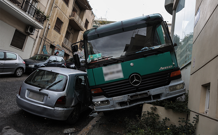 Εικόνες από τροχαίο στο κέντρο της Αθήνας: Φορτηγό «έφυγε» στην κατηφόρα, παρέσυρε αυτοκίνητο και έπεσε σε τοίχο
