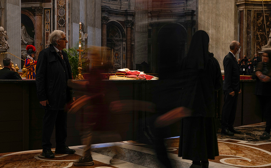 Σε λαϊκό προσκύνημα στη βασιλική εκκλησία του Αγίου Πέτρου η σορός του πάπα Βενέδικτου του 16ου