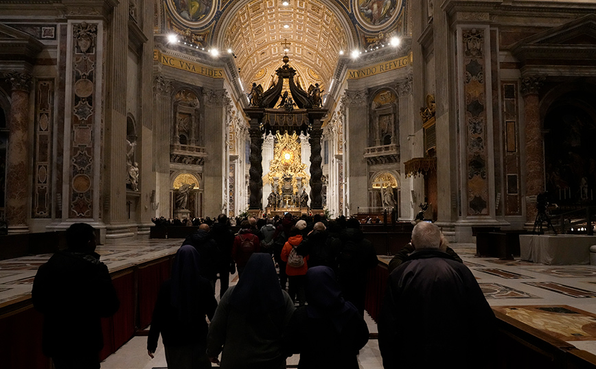 Πάνω από 210.000 πιστοί λένε το τελευταίο αντίο στον πάπα Βενέδικτο: Συνεχίζεται το λαϊκό προσκύνημα στο Βατικανό
