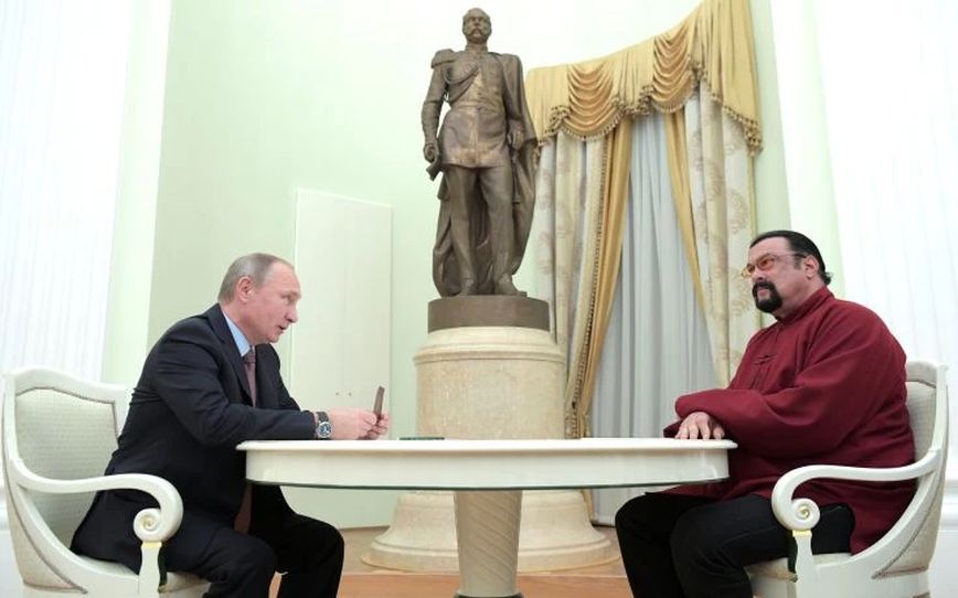 Ο Βλαντιμίρ Πούτιν απένειμε βραβείο φιλίας στον ηθοποιό Στίβεν Σιγκάλ