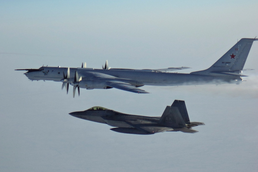 Καταδιωκτικά των ΗΠΑ αναχαίτισαν στρατιωτικά αεροσκάφη της Ρωσίας κοντά στην Αλάσκα  