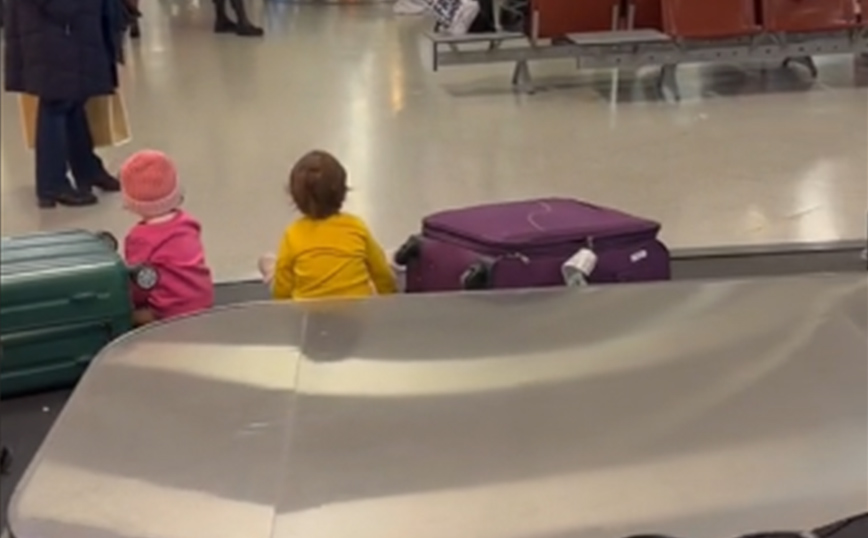 H Χριστίνα Μπόμπα έβαλε τα δίδυμα στον κινούμενο διάδρομο αποσκευών του αεροδρομίου και προκάλεσε αντιδράσεις