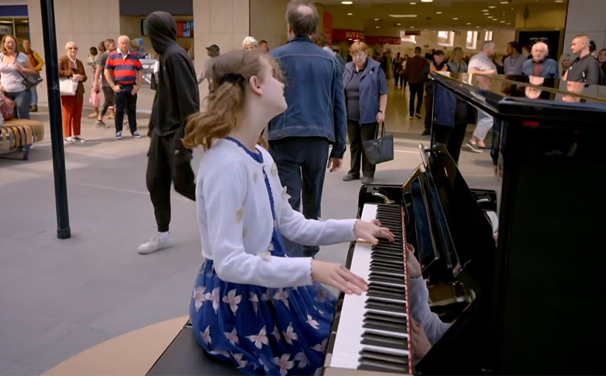 Η τυφλή 13χρονη πιανίστρια που παίζει Σοπέν σε σταθμό τρένου στη Βρετανία και φέρνει δάκρυα στα μάτια