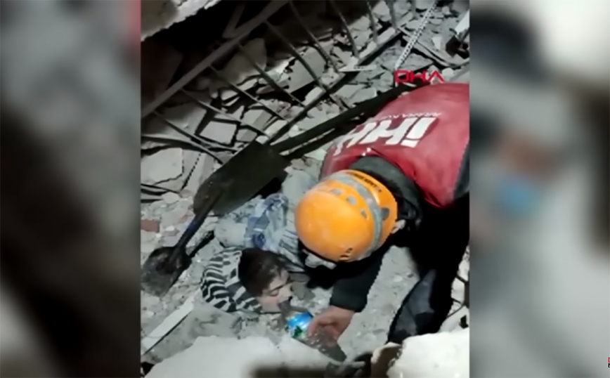 Σεισμός στην Τουρκία: Βίντεο με διασώστες να απεγκλωβίζουν κορίτσι από τα συντρίμμια &#8211; «Με πονάει πολύ το γόνατό μου»