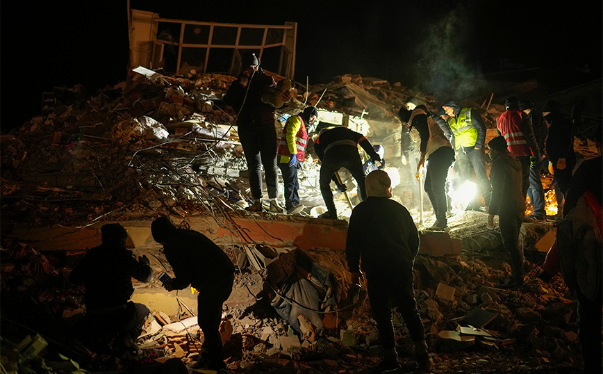 Σεισμός στην Τουρκία: Πέντε από τους 58 ζωντανούς που ανέσυραν ξένες ομάδες ήταν της ελληνικής αποστολής