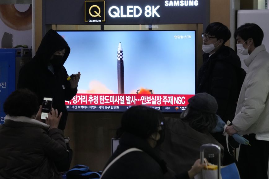 Βόρεια Κορέα: «Ο βαλλιστικός πύραυλος Hwasong-15 διένυσε απόσταση 989 χιλιομέτρων»