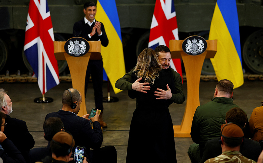 Η αγκαλιά του Ζελένσκι με δημοσιογράφο του BBC στο Λονδίνο &#8211; Δείτε το βίντεο