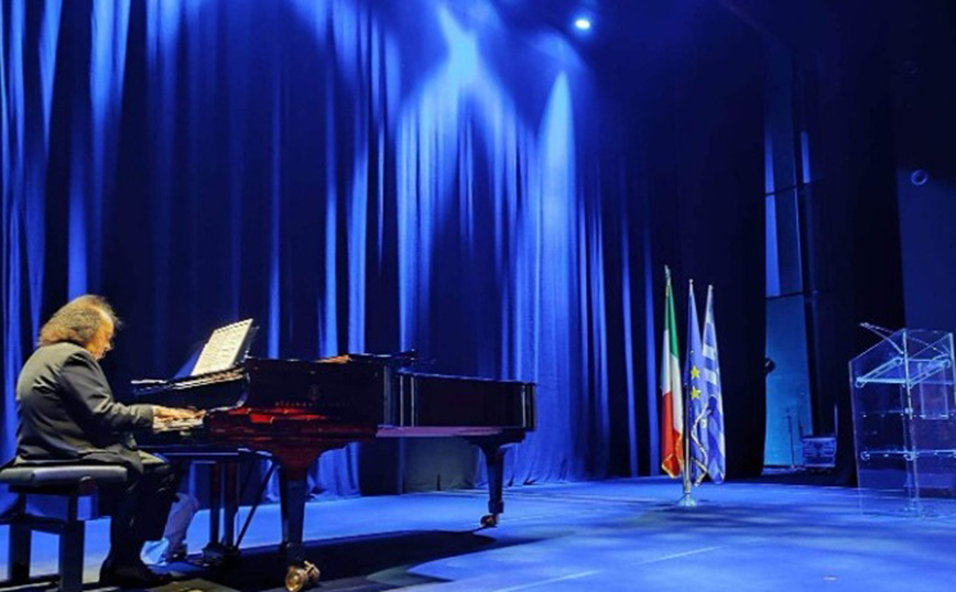 Μάγεψε το ιταλικό κοινό ο Κυπριανός Κατσαρής σε εκδήλωση της Ελληνικής Πρεσβείας για την επέτειο της 25ης Μαρτίου