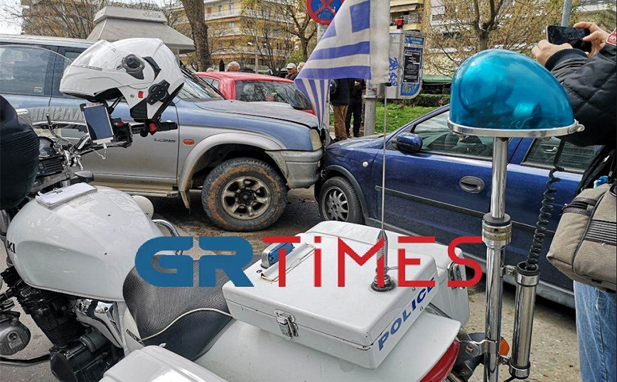 «Τρελή» πορεία αγροτικού στη Θεσσαλονίκη: Πέρασε στο αντίθετο ρεύμα και συγκρούστηκε με οχήματα