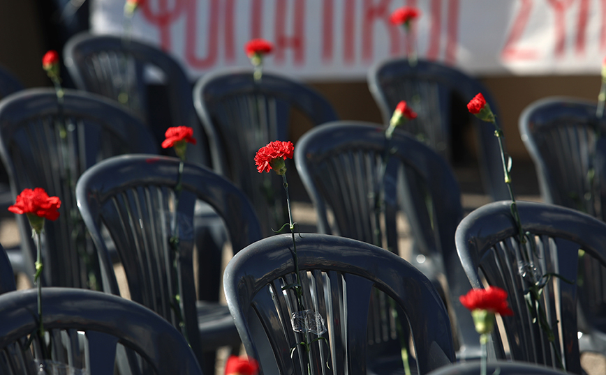 Διαμαρτυρία με 57 μαύρες άδειες καρέκλες και κόκκινα τριαντάφυλλα έξω από το υπουργείο Μεταφορών