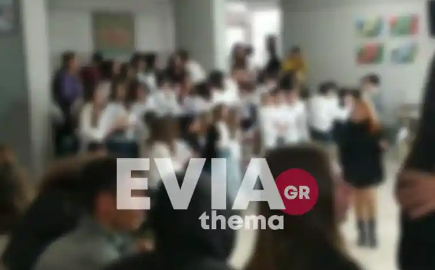 Πανικός σε σχολείο της Ερέτριας: Βίντεο με τη στιγμή της έκρηξης την ώρα γιορτής για την 25η Μαρτίου
