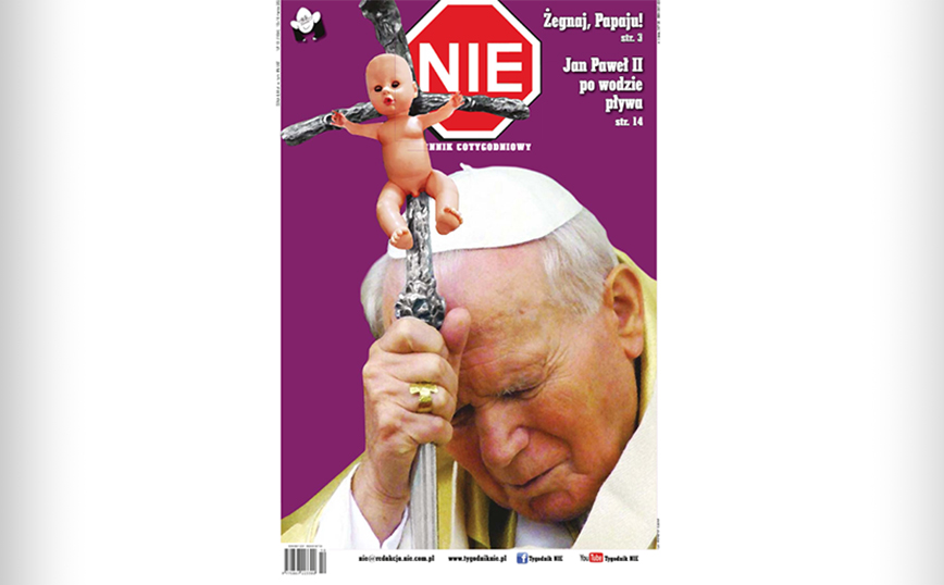 Πολωνία: Αποσύρθηκε εφημερίδα που απεικόνιζε τον Πάπα Ιωάννη Παύλο Β&#8217; με μια κούκλα καρφωμένη στο σταυρό του