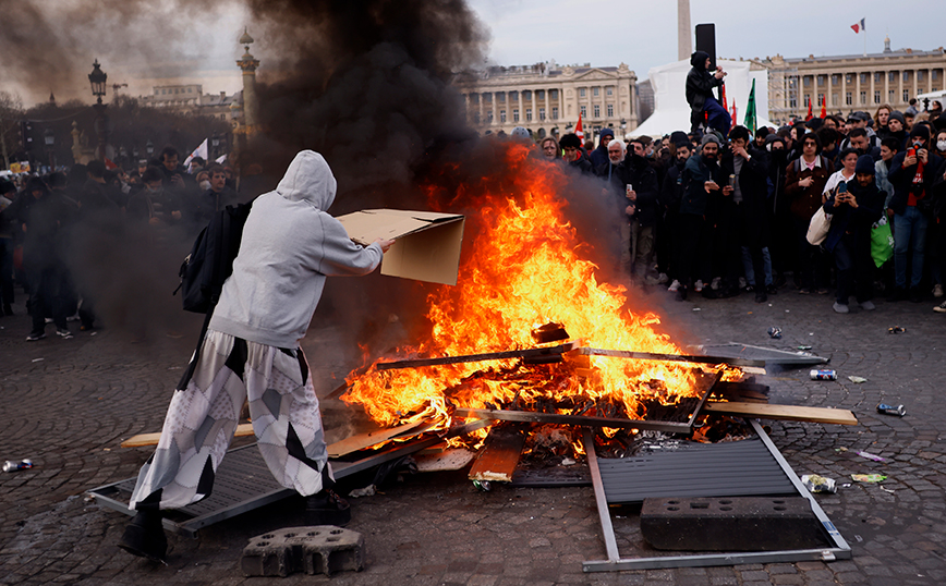Χάος στη Γαλλία για το συνταξιοδοτικό του Μακρόν: Βίαια επεισόδια, φωτιές και χημικά σε όλη τη χώρα