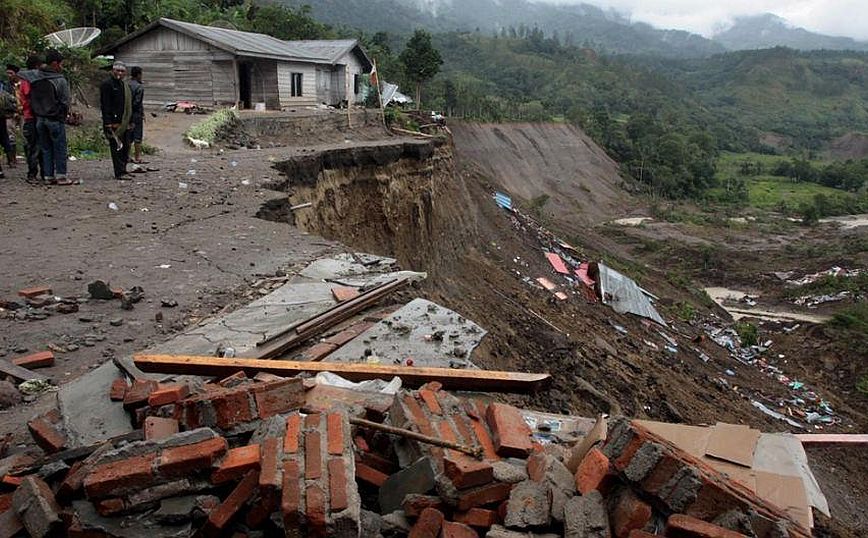 Δύο νεκροί στην Ινδονησία έπειτα από κατολίσθηση λόγω των έντονων βροχοπτώσεων