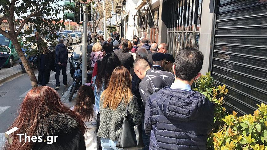 Θεσσαλονίκη: Αδιαχώρητο και τεράστιες ουρές για μία μερίδα μπακαλιάρο