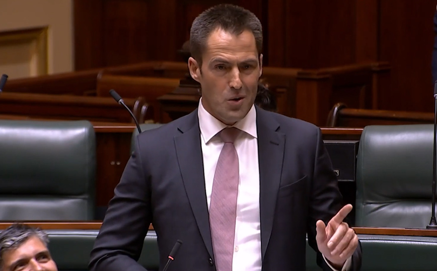Βουλευτής έκανε πρόταση γάμου από το βήμα της Βουλής στην Αυστραλία &#8211; «Αυτή ήταν η ευκαιρία»