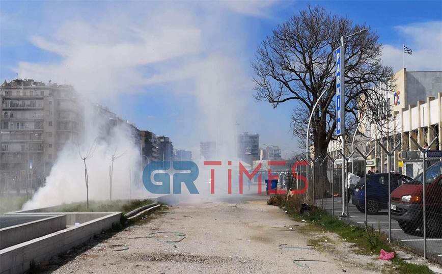 Επεισόδια έξω από τον ΟΣΕ στη Θεσσαλονίκη &#8211; Πετροπόλεμος, κρότου λάμψης και χημικά