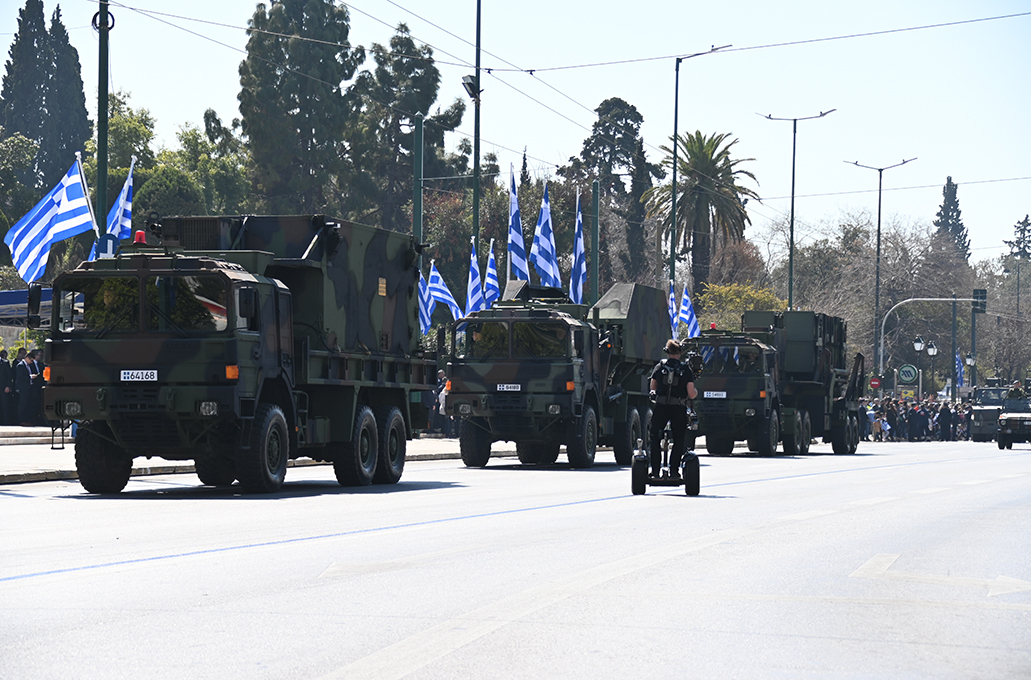 Μεγαλειώδης η στρατιωτική παρέλαση στην Αθήνα για την εθνική επέτειο της 25ης Μαρτίου