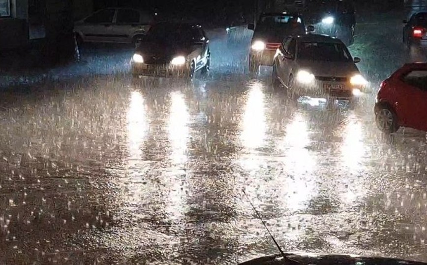«Άνοιξαν» οι ουρανοί στην Πάρο: Η καταιγίδα μετέτρεψε τους δρόμους σε ποτάμια