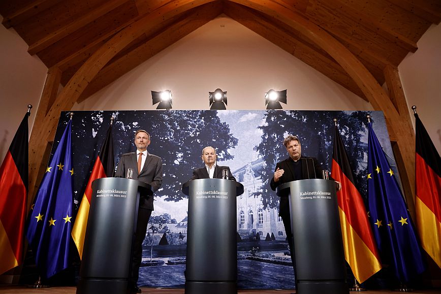 Bloomberg: Μάρτυρες των προβλημάτων που επιφέρουν οι κυβερνητικοί συνασπισμοί οι Ευρωπαίοι