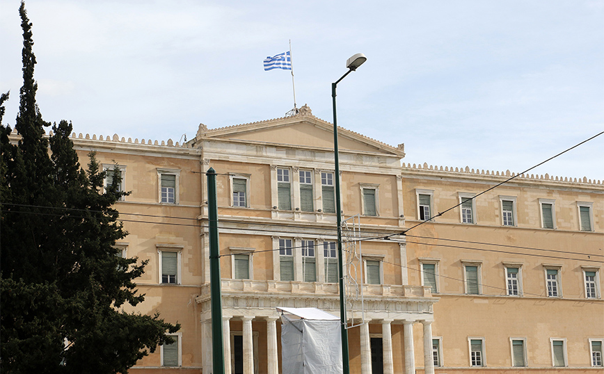 Μεσίστια η ελληνική σημαία στη Βουλή μετά την τραγωδία στα Τέμπη