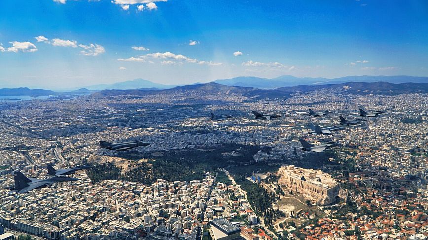 Εντυπωσιακό βίντεο με μαχητικά αεροσκάφη να πετούν πάνω από τον ιερό βράχο της Ακρόπολης