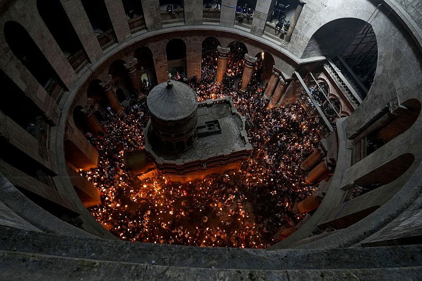 Με λαμπρότητα και πανηγυρισμούς χιλιάδων πιστών η τελετή αφής του Αγίου Φωτός στα Ιεροσόλυμα